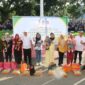 Wakil Gubernur Maluku Utara, Sarbin Sehe, didampingi Bupati Kepulauan Sula, Fifian Ade Ningsi Mus berfoto bersama para penerima bantuan. 