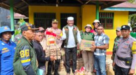 BPBD dan Dinsos Sula didampingi Camat Mangoli Utara memberikan bantuan kepada warga yang terdampak banjir. 