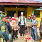 BPBD dan Dinsos Sula didampingi Camat Mangoli Utara memberikan bantuan kepada warga yang terdampak banjir. 
