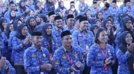 Peserta PPPK saat menerima SK yang diserahkan langsung oleh Wali Kota Tidore Kepulauan, Muhammad Sinen. 