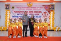 Wali Kota Tidore Kepulauan, Muhammad Sinen dan Ketua Tim Penggerak PKK, Rahmawati Muhammad berfoto bersama dengan anak-anak pada HAN 2025.