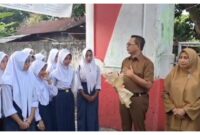Plt Kadikbud Malut, Abubakar Abdullah menyambut kedatangan siswa baru yang masuk SMA. 