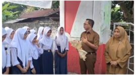 Plt Kadikbud Malut, Abubakar Abdullah menyambut kedatangan siswa baru yang masuk SMA. 