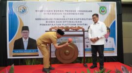 Wagub Malut, Sarbin Sehe didampingi Wakil Menteri Transmigrasi, Viva Yoga Maulidi membuka kegiatan secara simbolis dengan memukul gong.