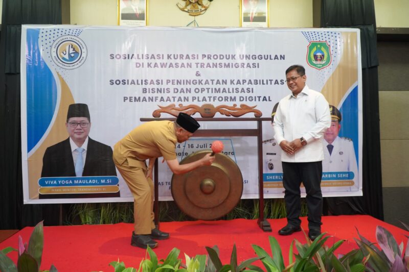 Wagub Malut, Sarbin Sehe didampingi Wakil Menteri Transmigrasi, Viva Yoga Maulidi membuka kegiatan secara simbolis dengan memukul gong.