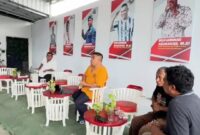 Kepala Disnakertrans Malut, Marwan Polosiri saat bertemu dengan para supir untuk memberikan pengarahan tentang pentingnya BPJS ketenagakerjaan. 