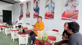 Kepala Disnakertrans Malut, Marwan Polosiri saat bertemu dengan para supir untuk memberikan pengarahan tentang pentingnya BPJS ketenagakerjaan. 