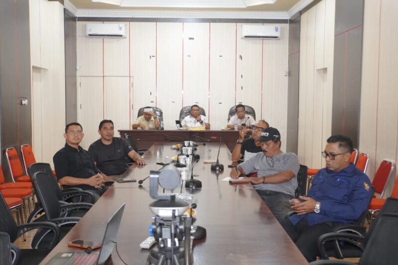Sekretaris Daerah Kota Tidore Kepulauan, Ismail Dukomalamo, didampingi Asisten Sekda Bidang Administrasi Umum serta pimpinan Organisasi Perangkat Daerah (OPD) terkait pelayanan publik, mengikuti rakor dari ruang rapat Sekda.