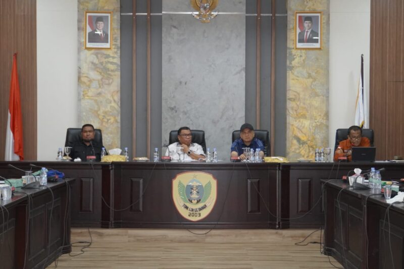 Sekretaris Daerah Kota Tidore Kepulauan, Ismail Dukomalamo memimpin rapat pembentukan Ranperda RPJMD tahun 2025-2029.