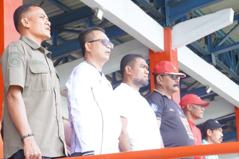 Plt Kadikbud Malut, Abubakar Abdullah bersama Asisten Bidang Pemerintahan dan Kesra Pemkot Tidore, Sofyan Saraha dalam pembukaan kegiatan Liga Pelajar II Z Maluku Utara. 