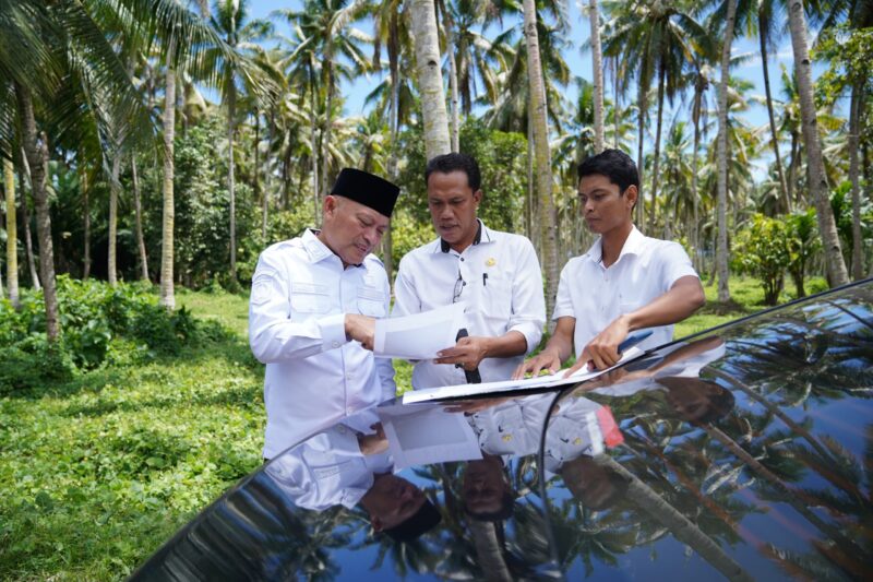 Wagub Malut, Sarbin Sehe didampingi Kepala Bidang Pengawasan Dinas PUPR Maluku Utara, Abdul Kadir Usman saat meninjau lokasi pembangunan Sekolah Garuda di Desa Tabadamai. 