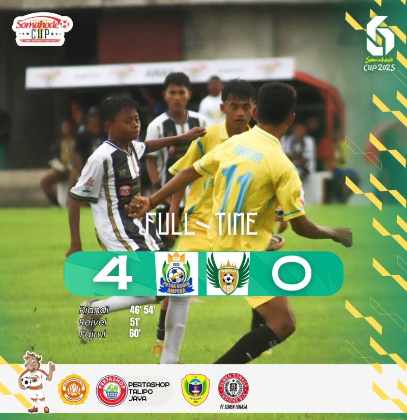 SSB Putra Usdek dengan jersey kuning hijau melawan SSB Carivillla FC dengan jersey hitam putih. 