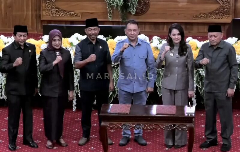Gubernur dan Wakil Gubernur foto bersama pimpinan DPRD Maluku Utara usai melakukan penandatanganan KUA PPAS 2026 dan KUA PPAS Perubahan 2025.