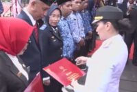 Gubernur Maluku Utara,Sherly Laos memberikan piagam penghargaan kepada Ridwan Harun. 