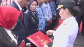Gubernur Maluku Utara,Sherly Laos memberikan piagam penghargaan kepada Ridwan Harun. 
