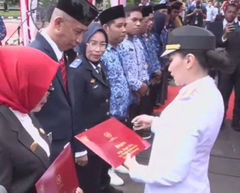 Gubernur Maluku Utara,Sherly Laos memberikan piagam penghargaan kepada Ridwan Harun. 