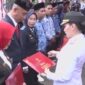Gubernur Maluku Utara,Sherly Laos memberikan piagam penghargaan kepada Ridwan Harun. 
