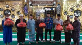 Ketua BKM Al-muhajirin foto bersama dengan penerima bantuan sembako. 