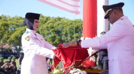 Wali Kota Tidore Kepulauan, Muhammad Sinen saat menjadi inspektur upacara HUT ke-80 RI. 