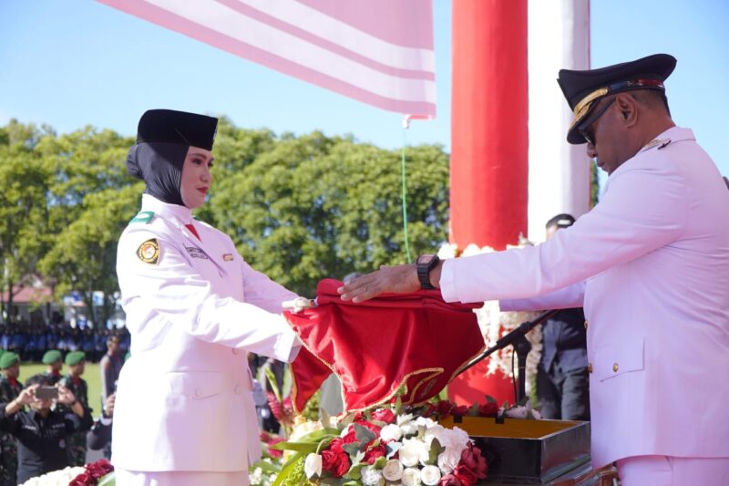 Wali Kota Tidore Kepulauan, Muhammad Sinen saat menjadi inspektur upacara HUT ke-80 RI. 