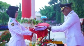Wali Kota Muhammad Sinen menerima bendara merah putih pada upacara penurunan bendera. 