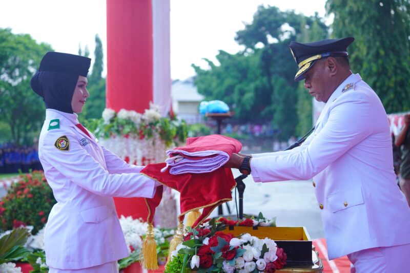 Wali Kota Muhammad Sinen menerima bendara merah putih pada upacara penurunan bendera. 