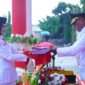 Wali Kota Muhammad Sinen menerima bendara merah putih pada upacara penurunan bendera. 