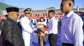 Wali Kota Tidore Kepulauan Muhammad Sinen memberikan remisi kepada tahanan dk rutan Soasio. 