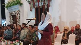 Bupati Sula, Fifian Adeningsi Mus dalam acara ramah tamah anggota paskibra dengan Forkompimpada di istana daerah. 