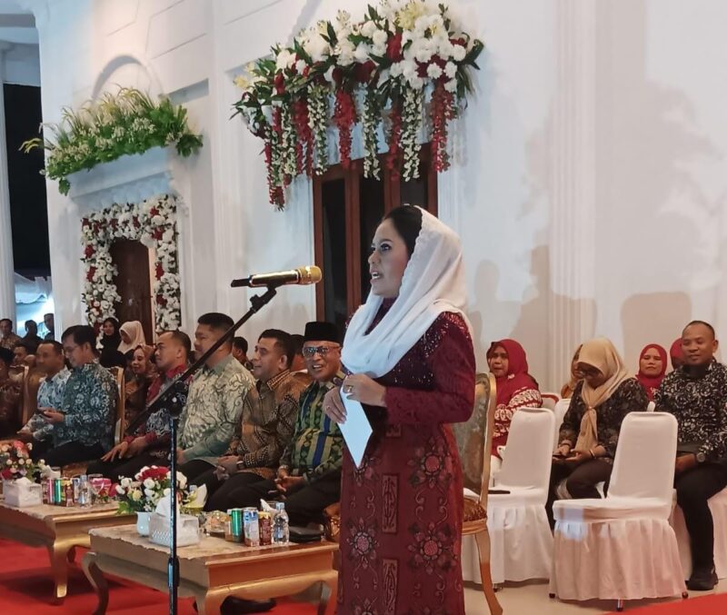 Bupati Sula, Fifian Adeningsi Mus dalam acara ramah tamah anggota paskibra dengan Forkompimpada di istana daerah. 