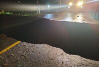 Jalan utama di Sanana rusak parah. 