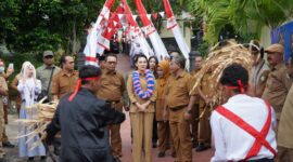 Gubernur Maluku Utara, Sherly Tjoanda saat launching program pemeriksaan kesehatan gratis di SMA Negeri 2 Kota Ternate. 