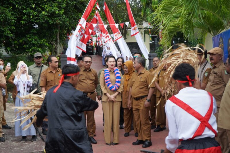 Gubernur Maluku Utara, Sherly Tjoanda saat launching program pemeriksaan kesehatan gratis di SMA Negeri 2 Kota Ternate. 