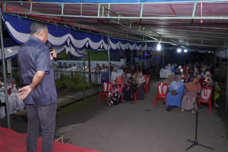 Muhammad Sinen menyampaikan sambutan pada kegiatan syukuran pelantikan Idham Sabtu sebagai anggota DPRD Kota Tidore Kepulauan. 