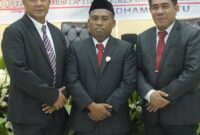 Idham Sabtu foto bersama Wali Kota dan Wakil Wali Kota Tidore Kepulauan.