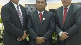 Idham Sabtu foto bersama Wali Kota dan Wakil Wali Kota Tidore Kepulauan. 