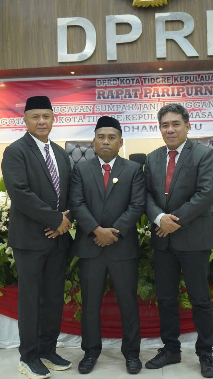 Idham Sabtu foto bersama Wali Kota dan Wakil Wali Kota Tidore Kepulauan. 