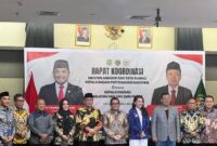Bupati Kepulauan Sula, Fifian Adeningsi Mus bersama kepala daerah se- Maluku Utara foto bersama menteri BPN/ATR, Nusron Wahid. 
