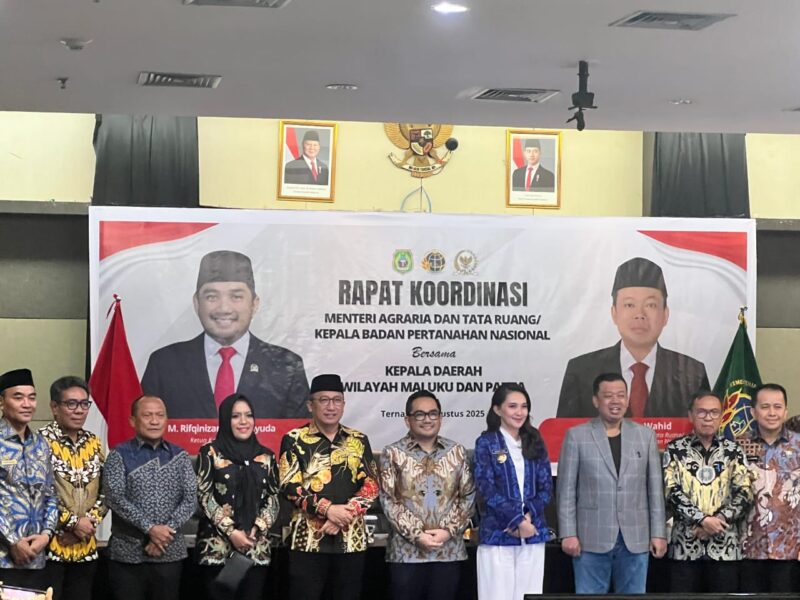 Bupati Kepulauan Sula, Fifian Adeningsi Mus bersama kepala daerah se- Maluku Utara foto bersama menteri BPN/ATR, Nusron Wahid. 
