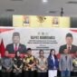 Bupati Kepulauan Sula, Fifian Adeningsi Mus bersama kepala daerah se- Maluku Utara foto bersama menteri BPN/ATR, Nusron Wahid. 