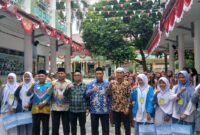 Siti Naimah (kedua dari kiri) bersama guru, pendamping dan peserta lainnya. 