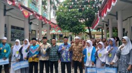 Siti Naimah (kedua dari kiri) bersama guru, pendamping dan peserta lainnya. 