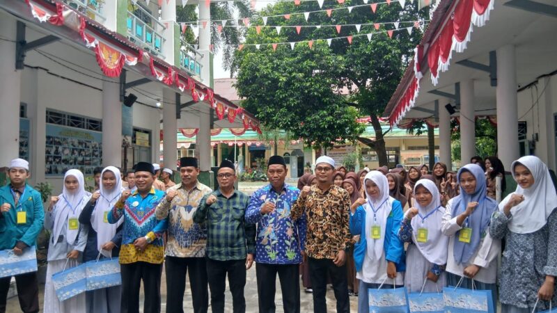 Siti Naimah (kedua dari kiri) bersama guru, pendamping dan peserta lainnya. 