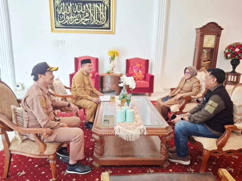 Tim penilai adipura dari Kementerian Lingkungan Hidup tiba di Kabupaten Kepulauan Sula dan disambut oleh Sekretaris Daerah, Muhlis Soamole. 