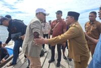 Sekretaris Daerah, Muhlis Soamole didampingi OPD jemput Bupati Buru, Ikram Umasugi di Pelabuhan Sanana.