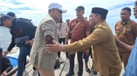 Sekretaris Daerah, Muhlis Soamole didampingi OPD jemput Bupati Buru, Ikram Umasugi di Pelabuhan Sanana.