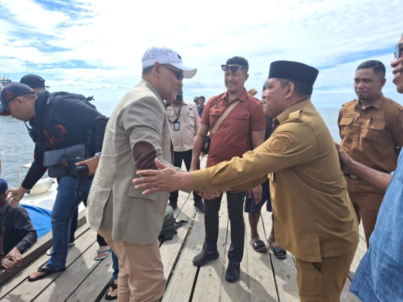Sekretaris Daerah, Muhlis Soamole didampingi OPD jemput Bupati Buru, Ikram Umasugi di Pelabuhan Sanana.