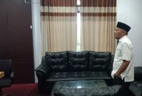 Wagub Malut, Sarbin Sehe saat melakukan sidak mendapati kantor kosong. 