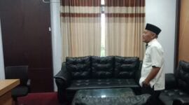 Wagub Malut, Sarbin Sehe saat melakukan sidak mendapati kantor kosong. 