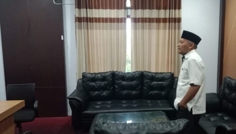 Wagub Malut, Sarbin Sehe saat melakukan sidak mendapati kantor kosong. 
